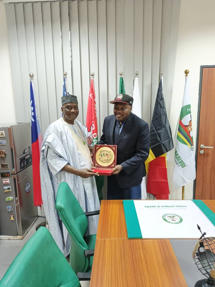 Receiving a plaque at the National Assembly - Image 6